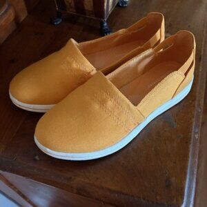 Clarks Cloudsteppers Goldenrod Size 6.5